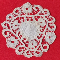 Rond handgemaakt kanten kleedje